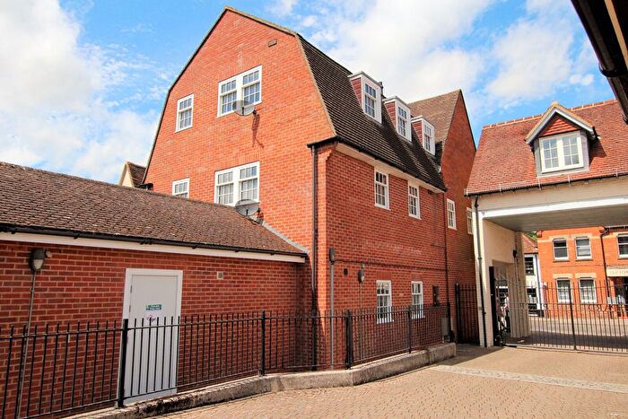 2 Bedroom Flat For Sale In Reading Road, Pangbourne, Reading, Berkshire, RG8
