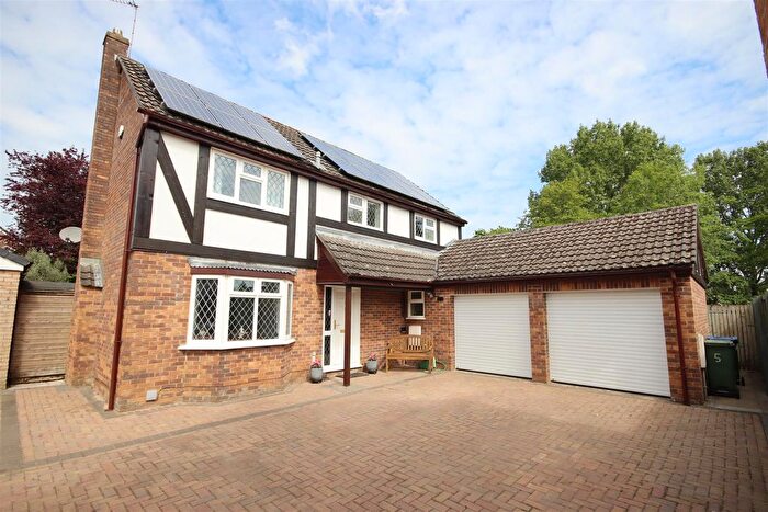 4 Bedroom Detached House For Sale In Hedge Row, Chippenham, SN15