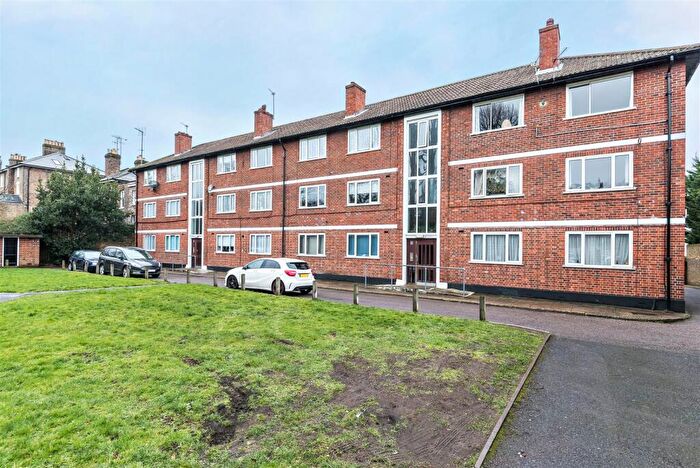2 Bedroom Flat For Sale In Beverley Road, Barnes, London, SW13