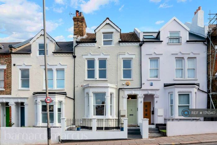 2 Bedroom Flat To Rent In Plough Road, London, SW11