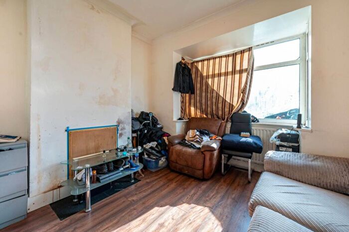 3 Bedroom Semi-Detached House For Sale In Avenons Road, Plaistow, London, E13