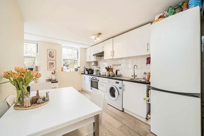 3 Bedroom Flat To Rent In Dartmouth Close, Notting Hill, W11