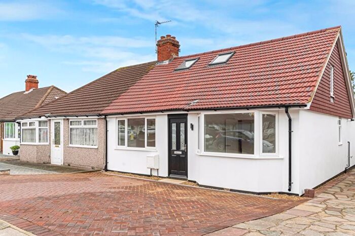 4 Bedroom Semi-Detached House For Sale In King Harolds Way, Bexleyheath, DA7