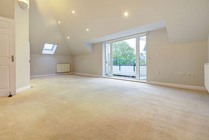 2 Bedroom Flat To Rent In The Ridgeway, Enfield, EN2