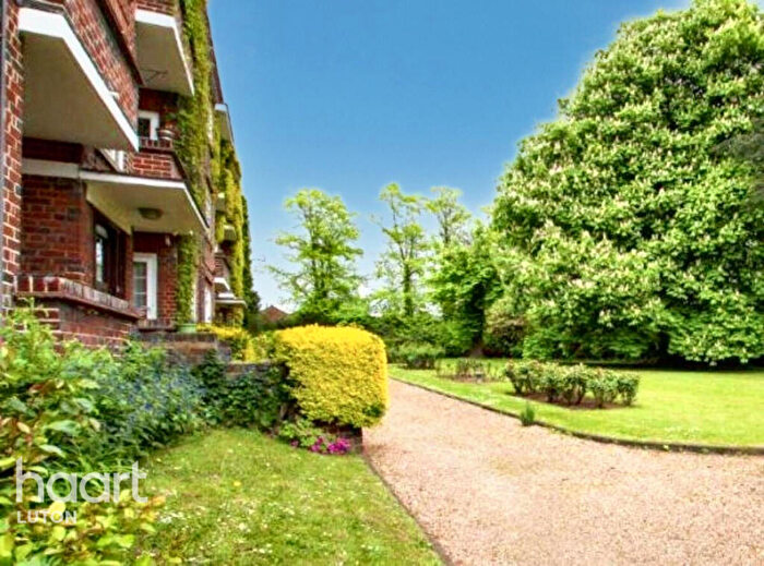 2 Bedroom Apartment For Sale In Bedford Gardens, Luton, LU3