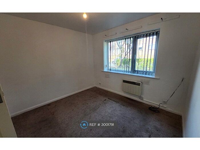 2 Bedroom Flat To Rent In Middleton, Manchester, M24