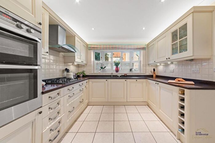 4 Bedroom Link Detached House For Sale In Baldwin's Place, Harrietsham, ME17