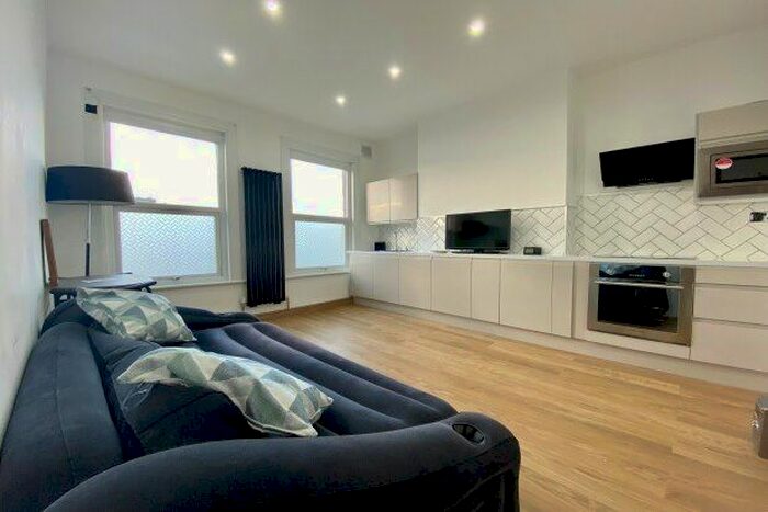 2 Bedroom Flat To Rent In Selwyn Road, London, E13