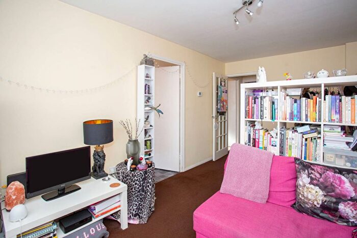 1 Bedroom Flat To Rent In King Georges Avenue, Watford, WD18