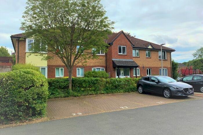 2 Bedroom Flat To Rent In Shepperton Court Drive, Shepperton TW17