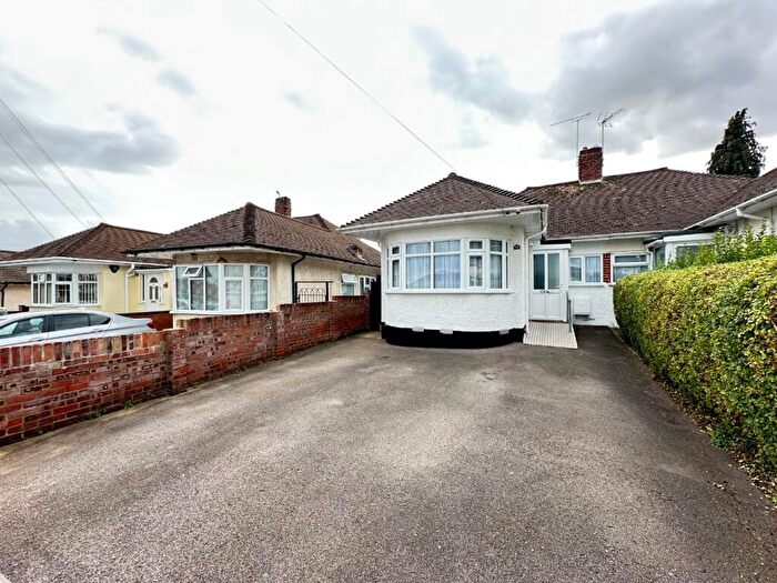 3 Bedroom Semi-Detached Bungalow To Rent In Stanford Road, Luton, Bedfordshire, LU2
