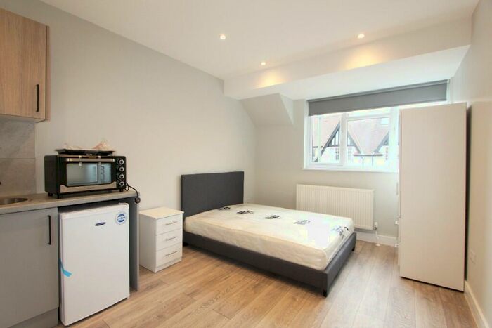 Studio To Rent In Dingwall Gardens, London, NW11