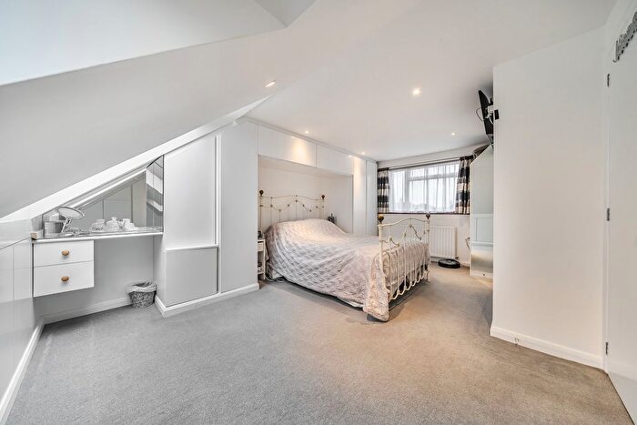 4 Bedroom Semi-Detached House For Sale In Bexley Lane, Sidcup, DA14