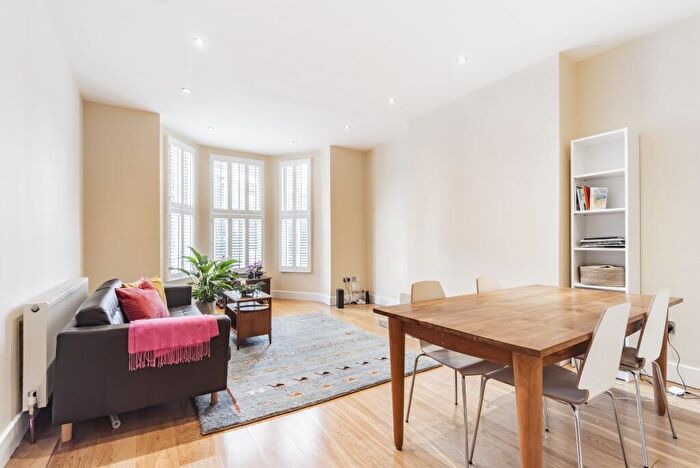 1 Bedroom Flat To Rent In Grove Crescent, Kingston Upon Thames, Surrey, KT1