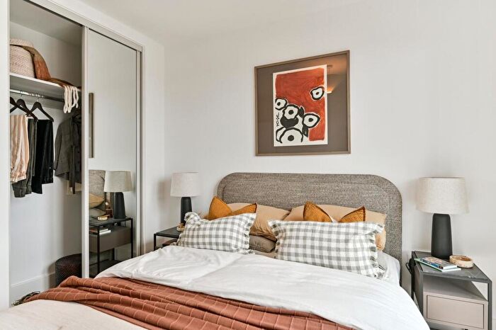 1 Bedroom Flat To Rent In Refinery Square, Slough, London, SL1