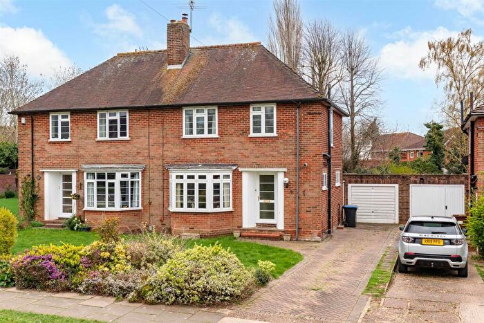 3 Bedroom Semi-Detached House For Sale In Rooks Hill, Welwyn Garden City, AL8