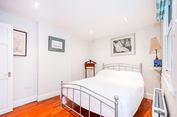 2 Bedroom Flat To Rent In Campden Grove, London, W8