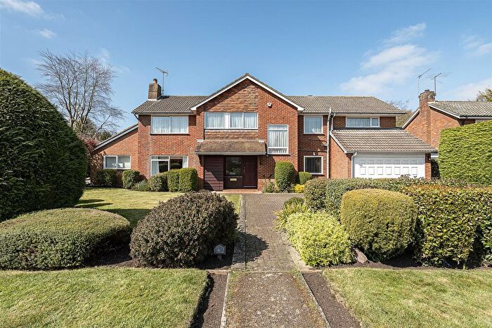 4 Bedroom Detached House For Sale In Wheatfield Avenue, Harpenden, AL5