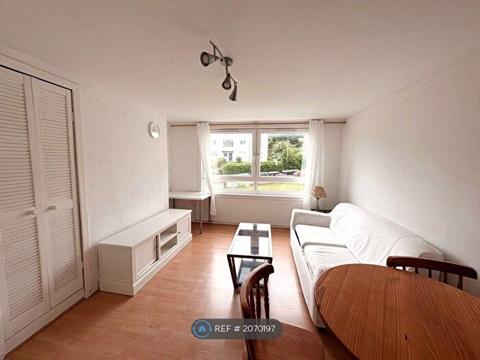 3 Bedroom Flat To Rent In Oxgangs Farm Gardens, Edinburgh, EH13