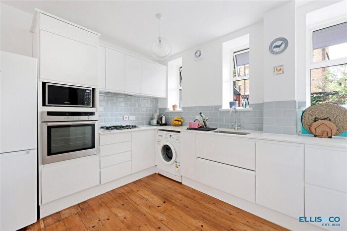 3 Bedroom Apartment To Rent In Burnham Estate, Burnham Street, London, E2