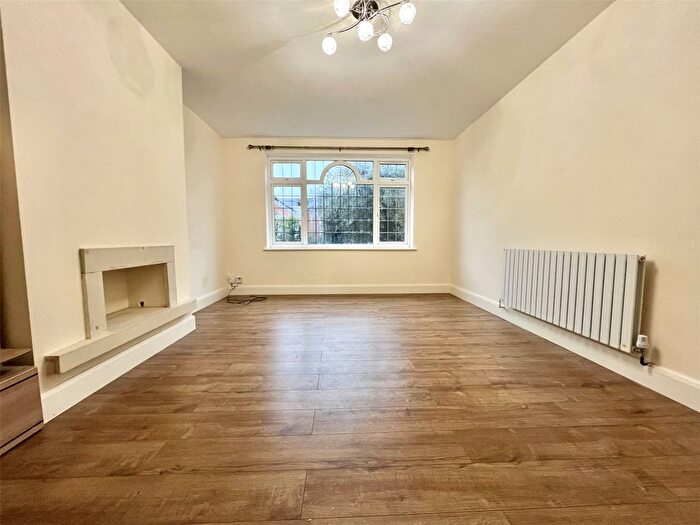 2 Bedroom Maisonette To Rent In Hempstead Road, Watford, Hertfordshire, WD17