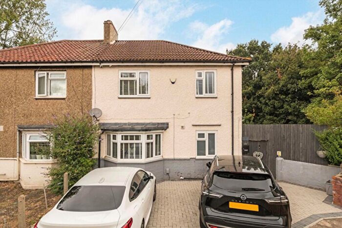 3 Bedroom Semi-Detached House For Sale In Guild Road, Charlton, SE7