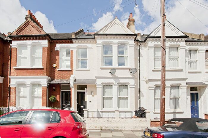 3 Bedroom Flat To Rent In Farlow Road, London, SW15