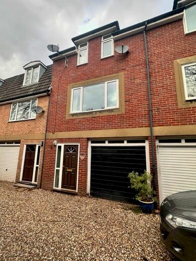 3 Bedroom Property To Rent In Ray Lodge Mews, Maidenhead, SL6