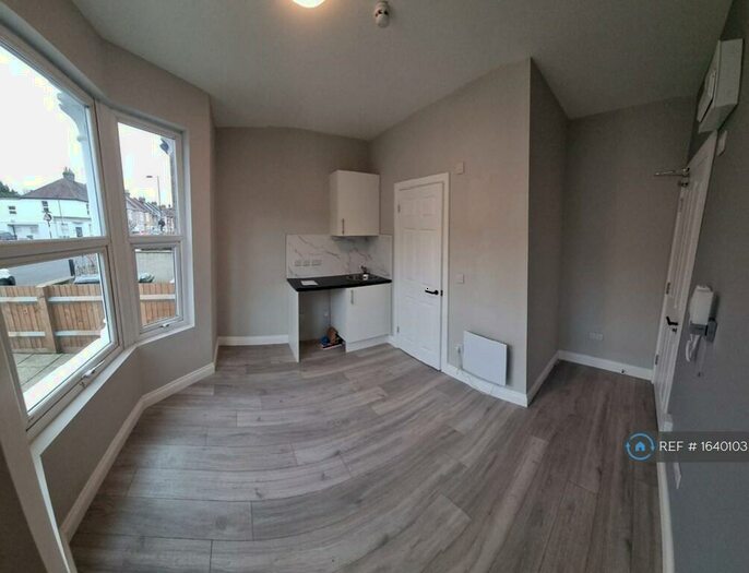 Studio To Rent In Engleheart Road, London, SE6