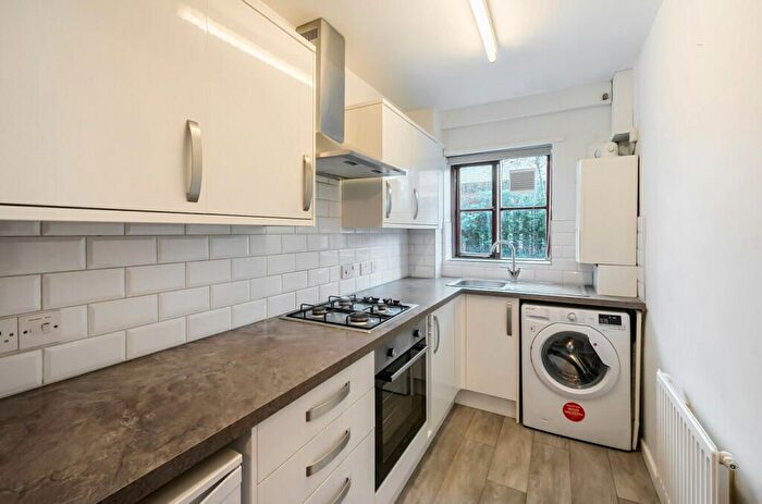 2 Bedroom Flat To Rent In Southey Road, London, SW9