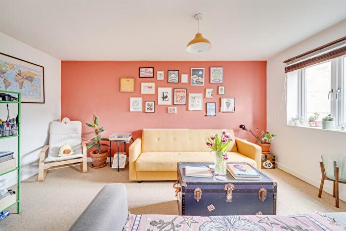 2 Bedroom Flat To Rent In Oakland Mews, Carlingford Road, London, N15