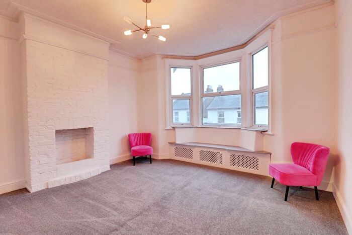 2 Bedroom Flat To Rent In Broadway, Leigh-On-Sea, SS9