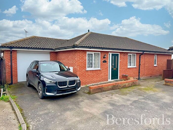 3 Bedroom Bungalow For Sale In Bergholt Road, Colchester, CO4