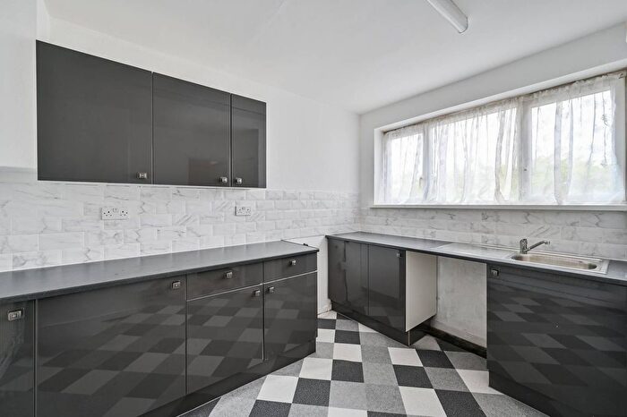 2 Bedroom Maisonette To Rent In Zangwill Road, Kidbrooke, London, SE3