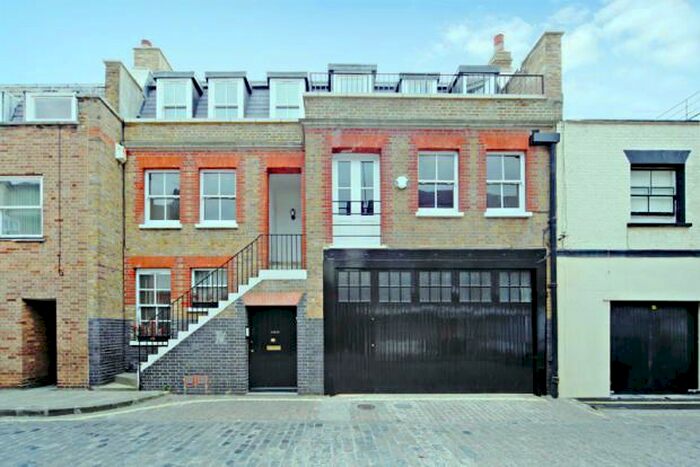 3 Bedroom Flat To Rent In Weymouth Mews, Marylebone, London, W1G