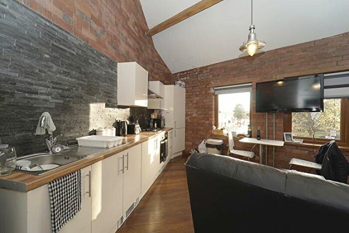 2 Bedroom Flat To Rent In Cross Chapel Street, Leeds, LS6