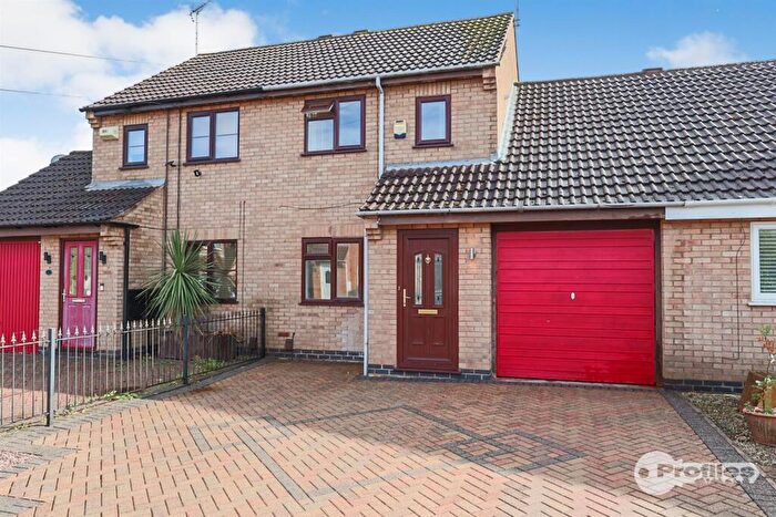 3 Bedroom Town House For Sale In Woodbank, Burbage, LE10