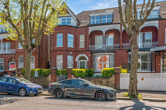 3 Bedroom Flat For Sale In Queens Avenue, London, N10