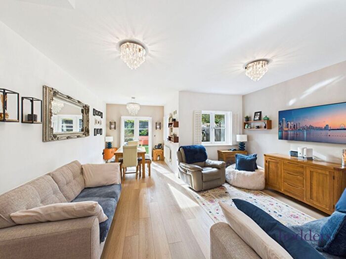 4 Bedroom Semi Detached House For Sale In Knights Mead, Chertsey, Surrey, KT16