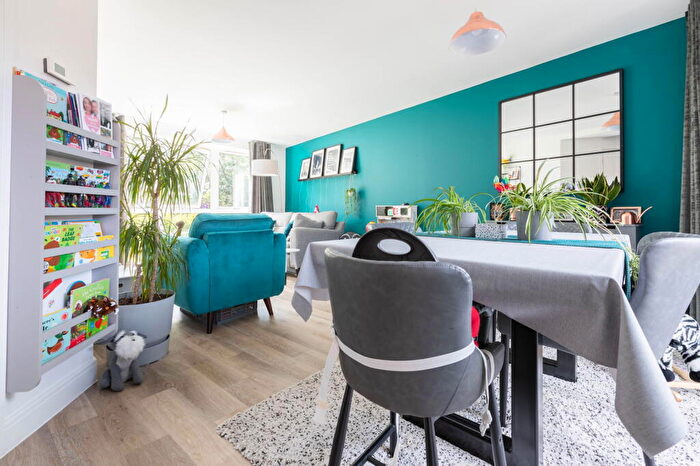 4 Bedroom Link Detached House For Sale In Dukes Quarter, Bordon, GU35