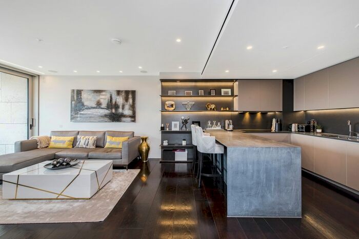 3 Bedroom Flat To Rent In Buckingham Palace Road, London, SW1W