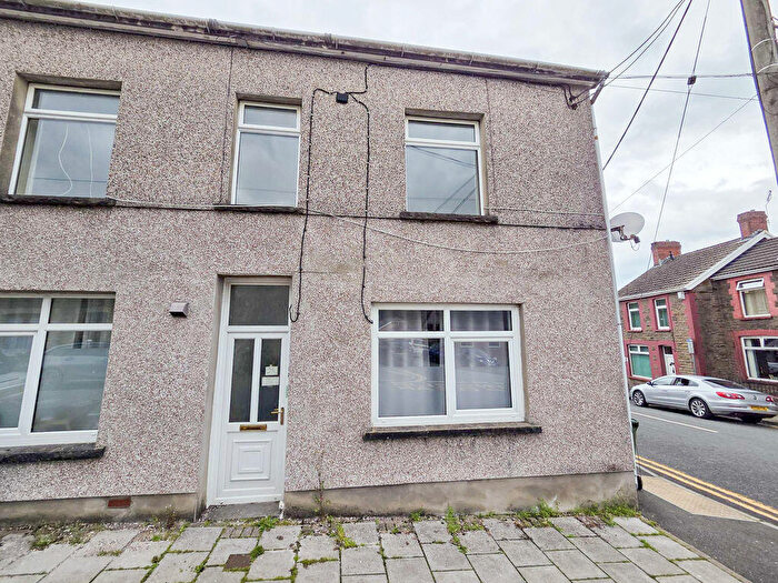 2 Bedroom Flat To Rent In Central Street, Hengoed, CF82