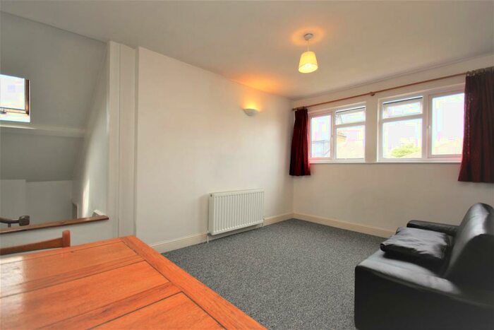 2 Bedroom Flat To Rent In Finsbury Park Road, N4
