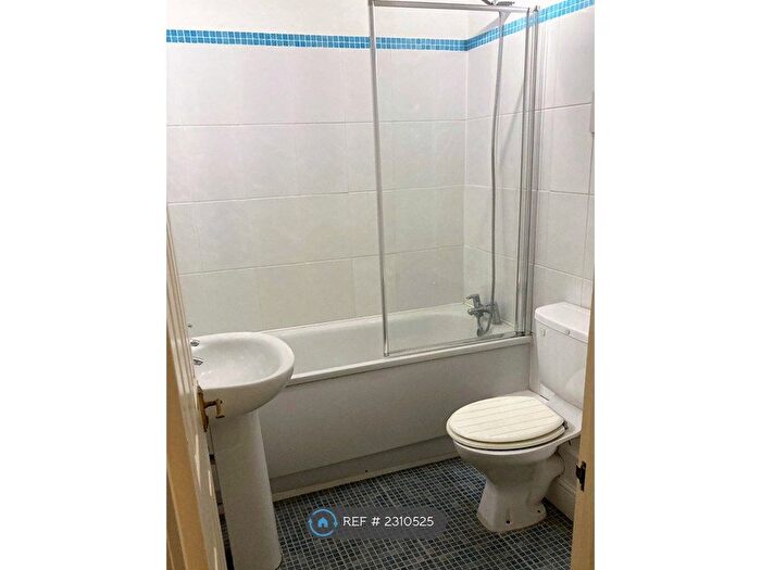 2 Bedroom Flat To Rent In Ashtree Court, St. Albans, AL1