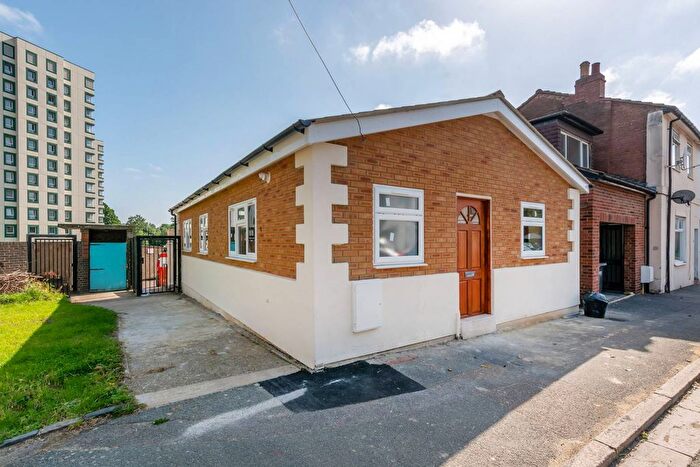 2 Bedroom Bungalow For Sale In Kings Road, South Norwood, London, SE25