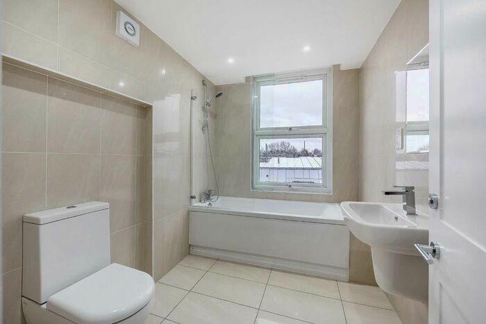2 Bedroom Flat To Rent In New Kings Road, London, SW6