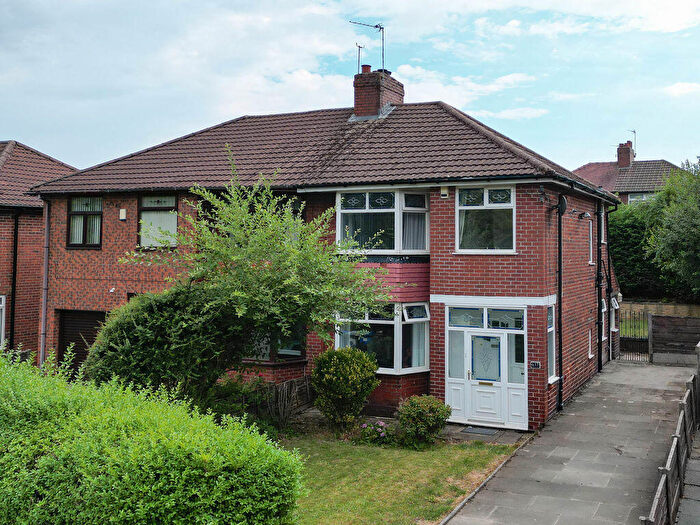 3 Bedroom Semi-Detached House For Sale In Oldham Road, Rochdale, OL16