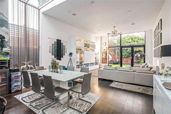 5 Bedroom Semi-Detached House For Sale In Ebury Mews, Islington, London, N5