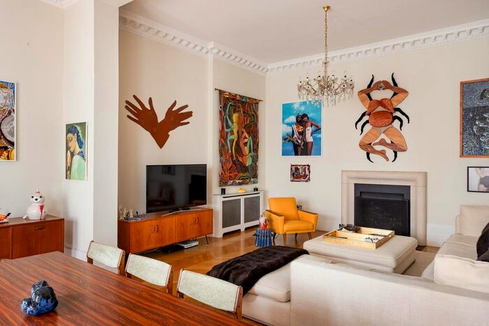 3 Bedroom Flat To Rent In Redcliffe Square, Kensington, London, SW10