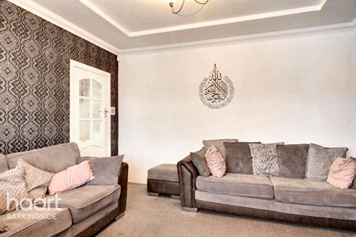 3 Bedroom Terraced House For Sale In Eastern Avenue, Newbury Park, IG2